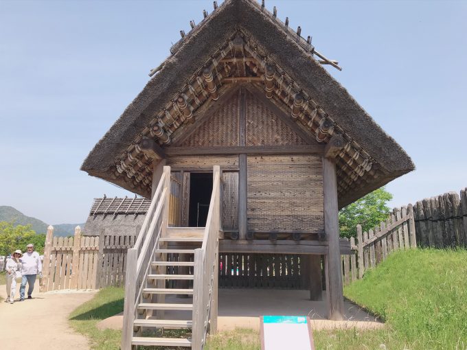 吉野ヶ里歴史公園で弥生時代の遺跡を見てきた 高床式倉庫や竪穴式住居が圧巻だった 今迷っているやつは一生迷ってる